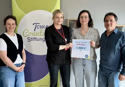 Das Team Patenschaften nimmt den Stiftungspreis entgegen