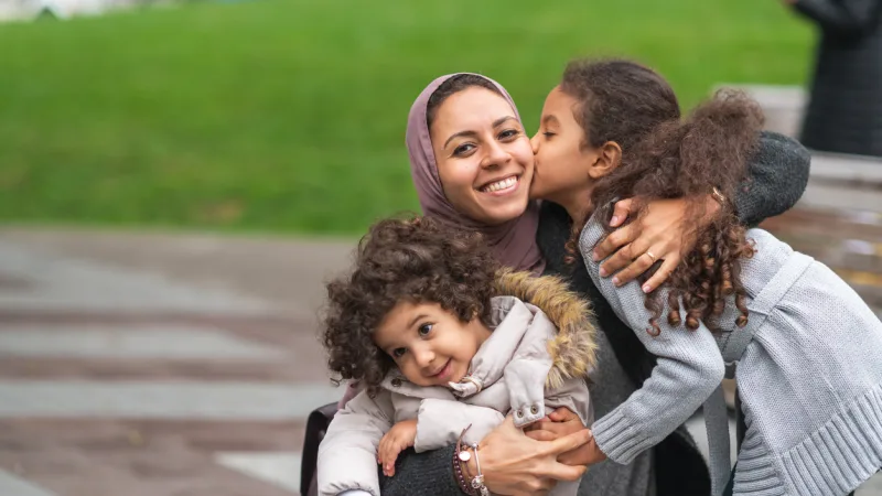 Lachende Mutter mit zwei Kindern