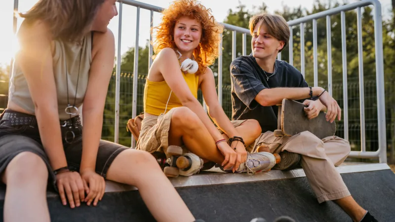 Drei Jugendliche chillen auf der Skateramp